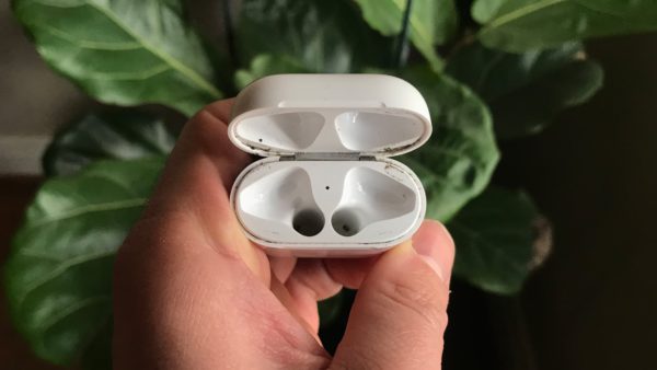 cleaning dirty airpod case