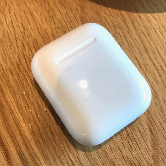 dirty airpods’ case's charging port