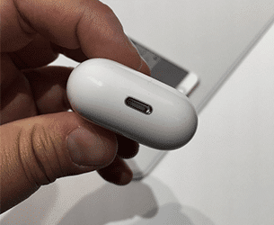 how to clean the airpods’ case charging port